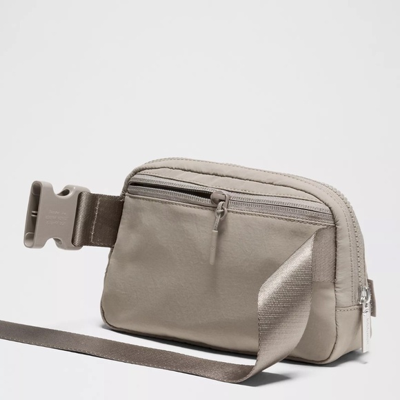 LULULEMON EVERYWHERE BELT BAG 1L — WARM ASH GREY — NWT - Picture 3 of 6